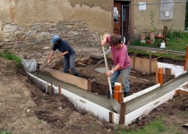 Arbeiten Grundmauer Pilgerquartier Foto S.Adaschkiewitz jpg