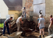 Arbeitseinsatz  an der Kirche Foto S.Adaschkiewitz jpg