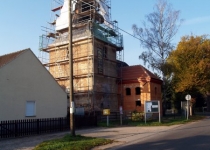 Kirchturm im Oktober Foto S.Adaschkiewitz jpg