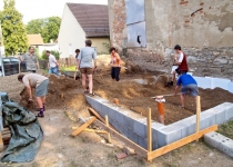 Pilger helfen beim Kies einfüllen Foto S.Adaschkiewitz jpg