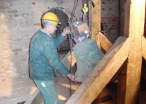 Einhängen der Glocke  Foto S. Adaschkiewitz jpg