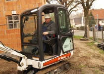 Erhard Zeinert bei Baggerarbeiten Foto S.Adaschkiewitz jpg
