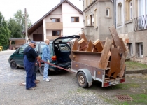 Kirchenbänke werden eingelagert.Foto S.Adaschkiewitz jpg