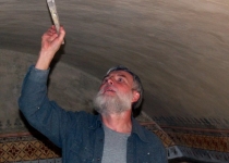 Resaurator Herr Wiesner beim arbeiten an der Decke Fotos.Adaschkiewitz jpg