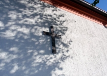 Das alte Turmkreuz an der Westwand der Kirche Foto S.Adaschkiewitz . jpg