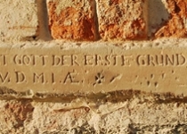 Grundstein am Turm (2009) | Foto: Heike Sichting